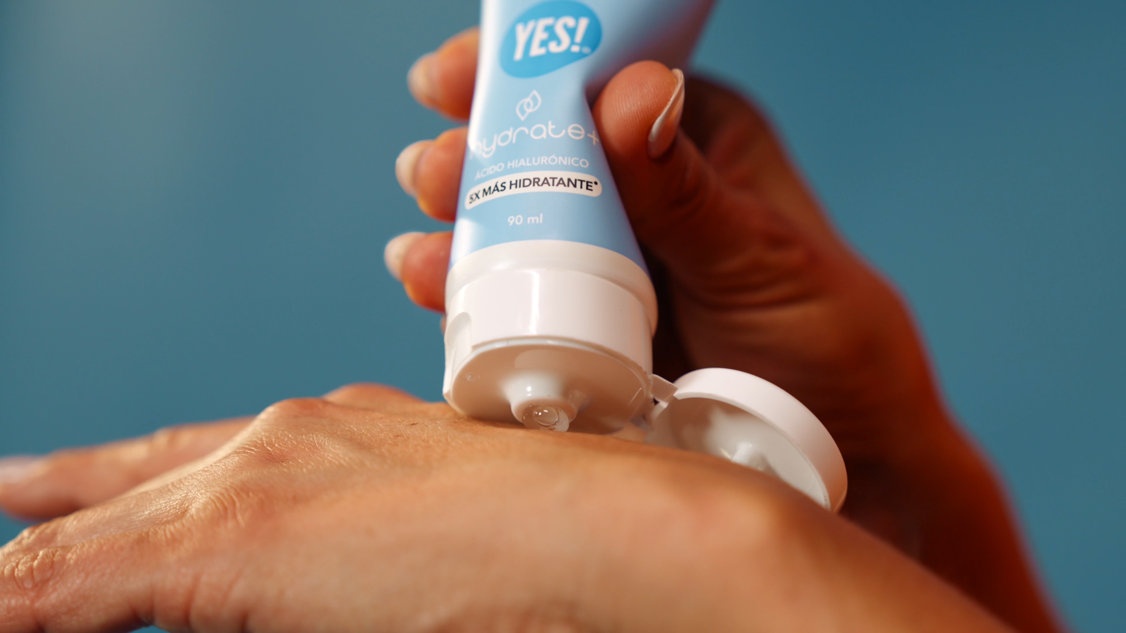 Mano aplicando gel YES! Hydrate+