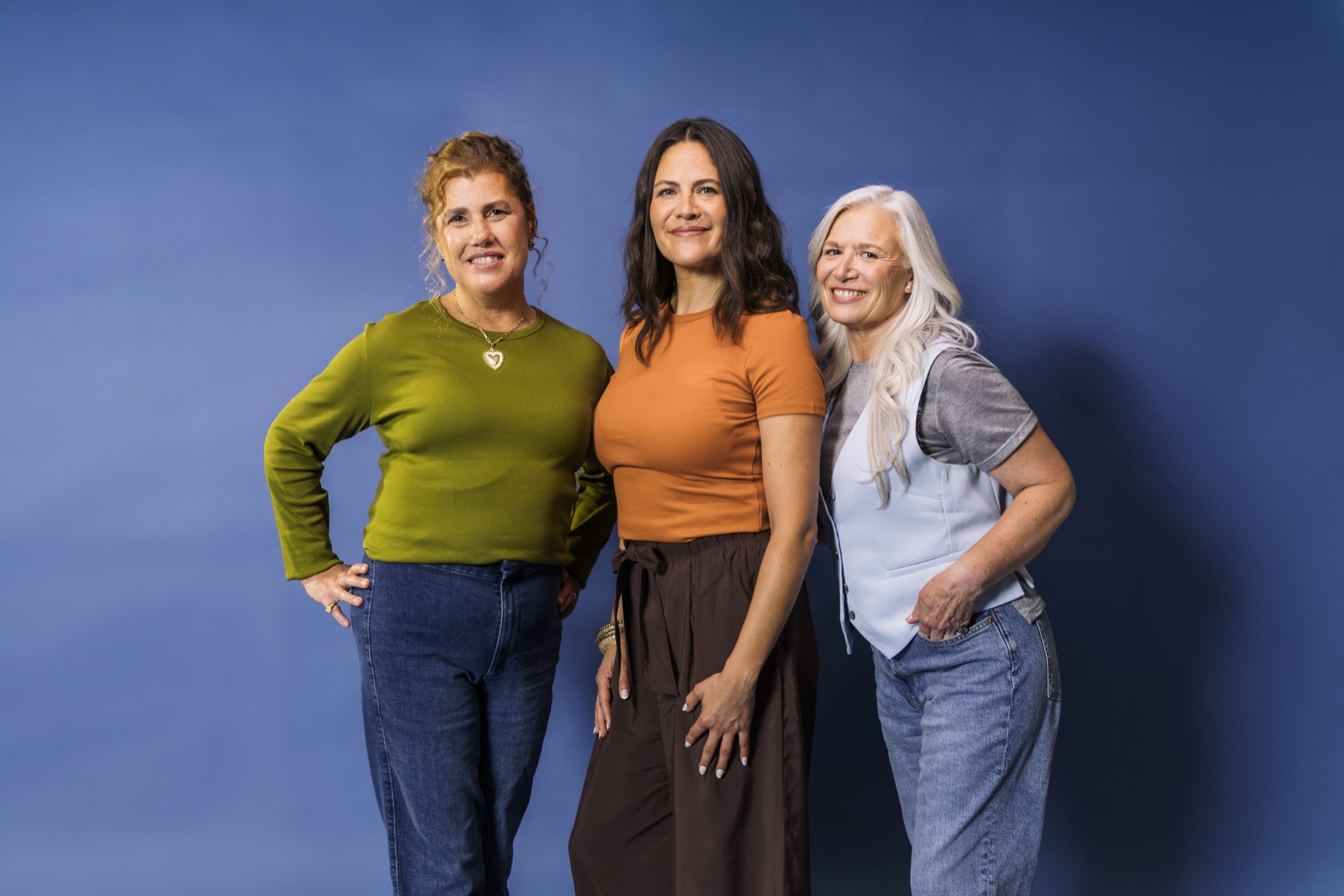 Tres mujeres de distintas edades sonriendo